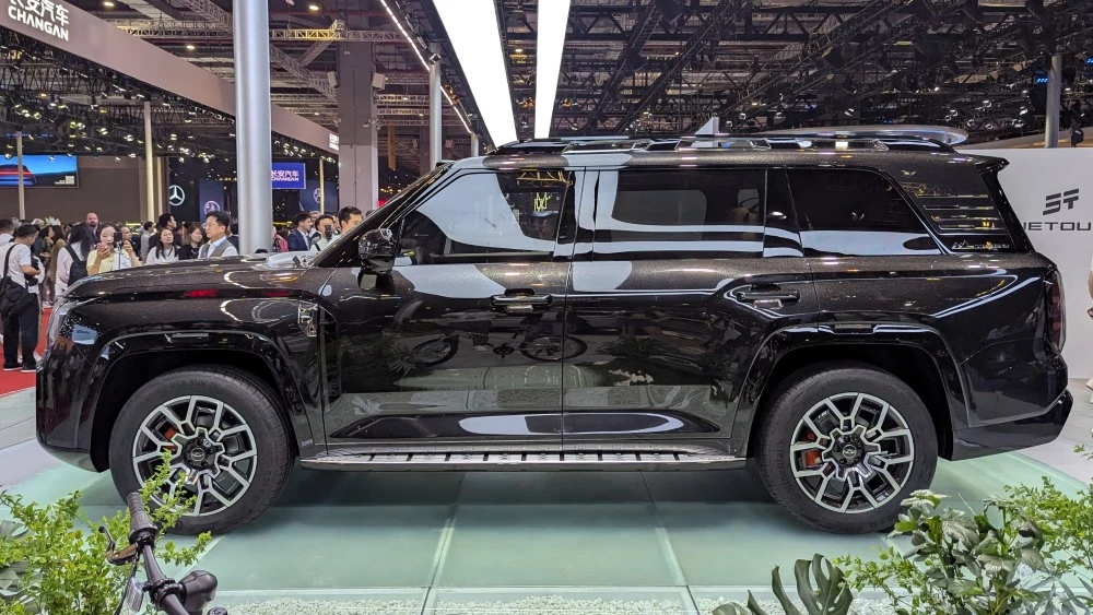 кроссовер Chery Tiggo 9L сбоку в Шанхае 2025