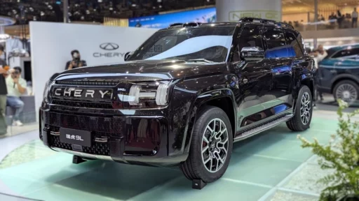 кроссовер Chery Tiggo 9L спереди сбоку в Шанхае 2025