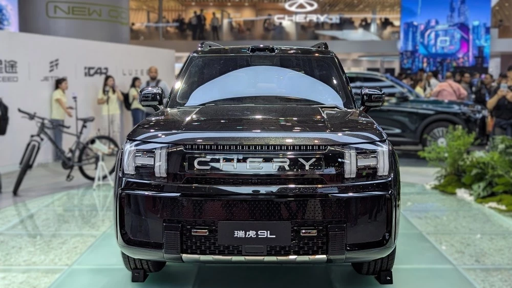 кроссовер Chery Tiggo 9L спереди в Шанхае 2025