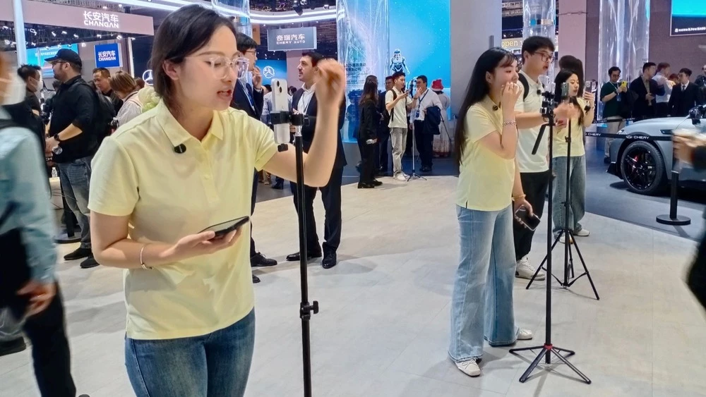 шанхай шанхайский автосалон 2025 стримерши девушки