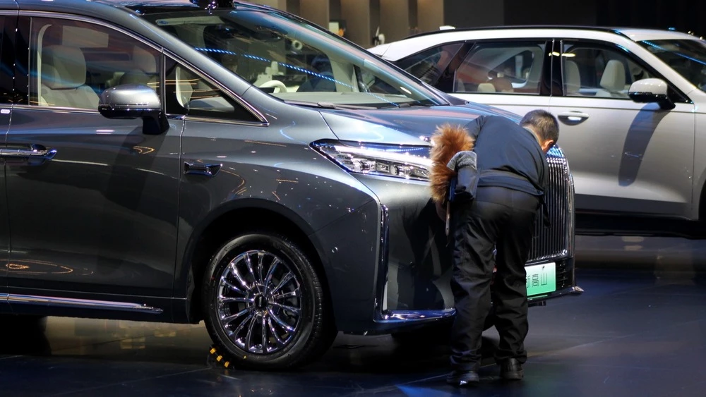 шанхай шанхайский автосалон 2025 работник натирает автомобиль