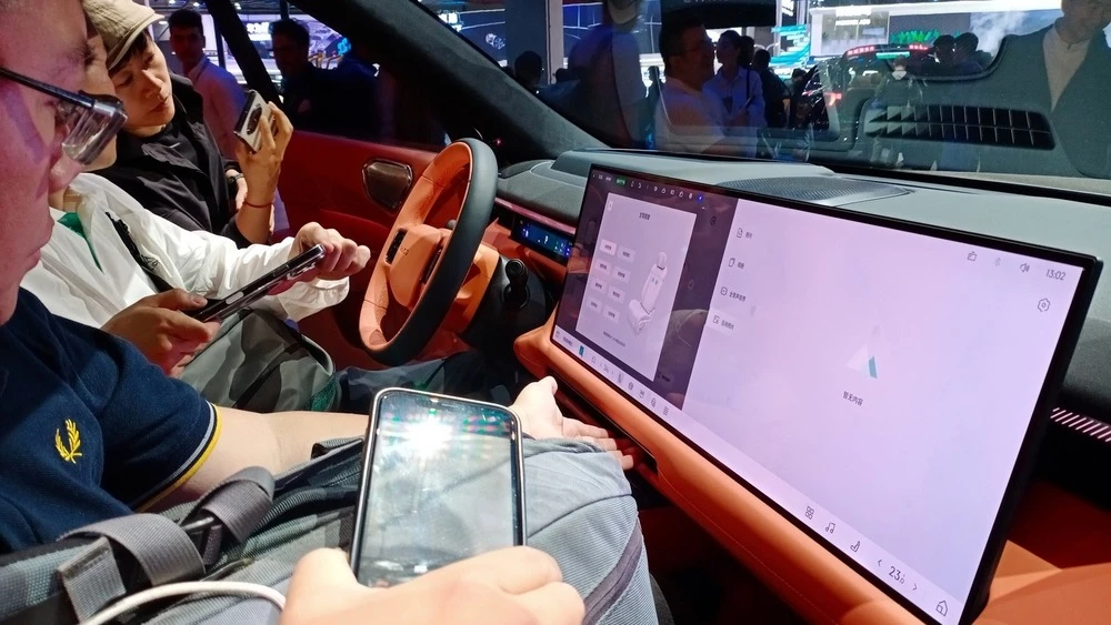 шанхай шанхайский автосалон 2025 китайские блогеры в автомобиле