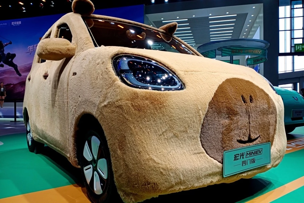 шанхай шанхайский автосалон 2025 девушка плюшевый автомобиль 