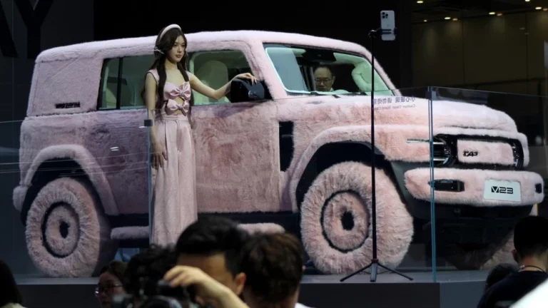 шанхай шанхайский автосалон 2025 девушка плюшевый автомобиль icar 03