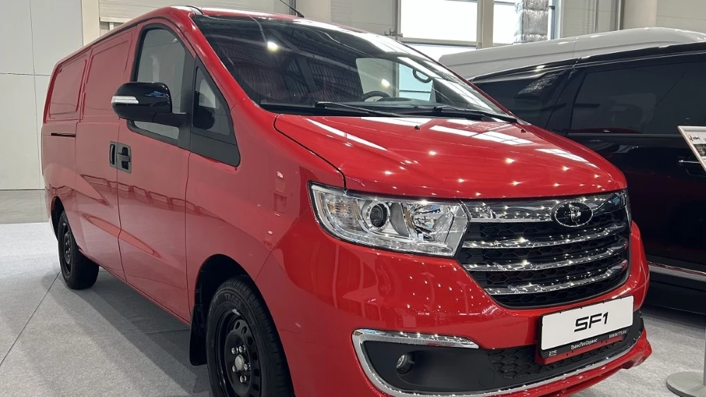 Фургон Sollers SF1 сбоку спереди красный
