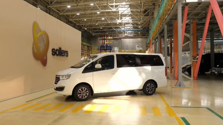 Предсерийный минивэн Sollers SF1 сбоку спереди