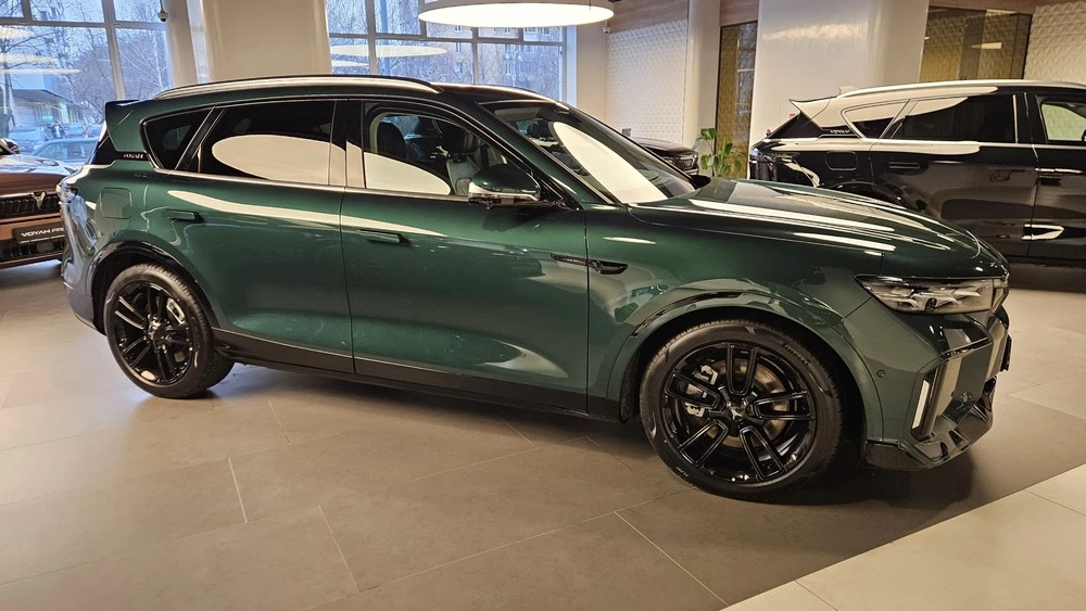 Voyah Free EVR Sport Edition сбоку спереди в дилерском центре автосалон купить новый