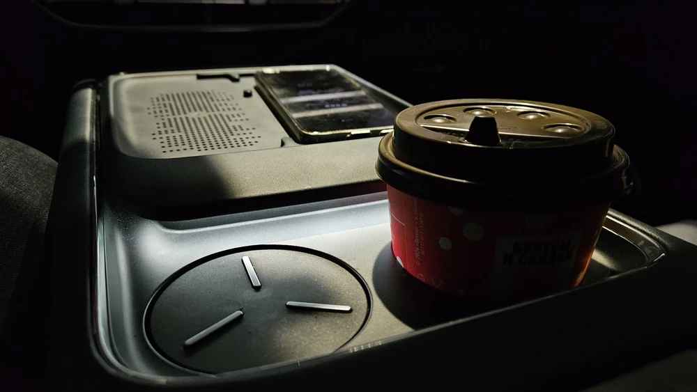 Voyah Free EVR Sport Edition салон интерьер центральный тоннель подстаканники