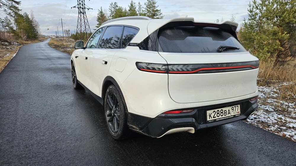 Voyah Free EVR Sport Edition сбоку сзади