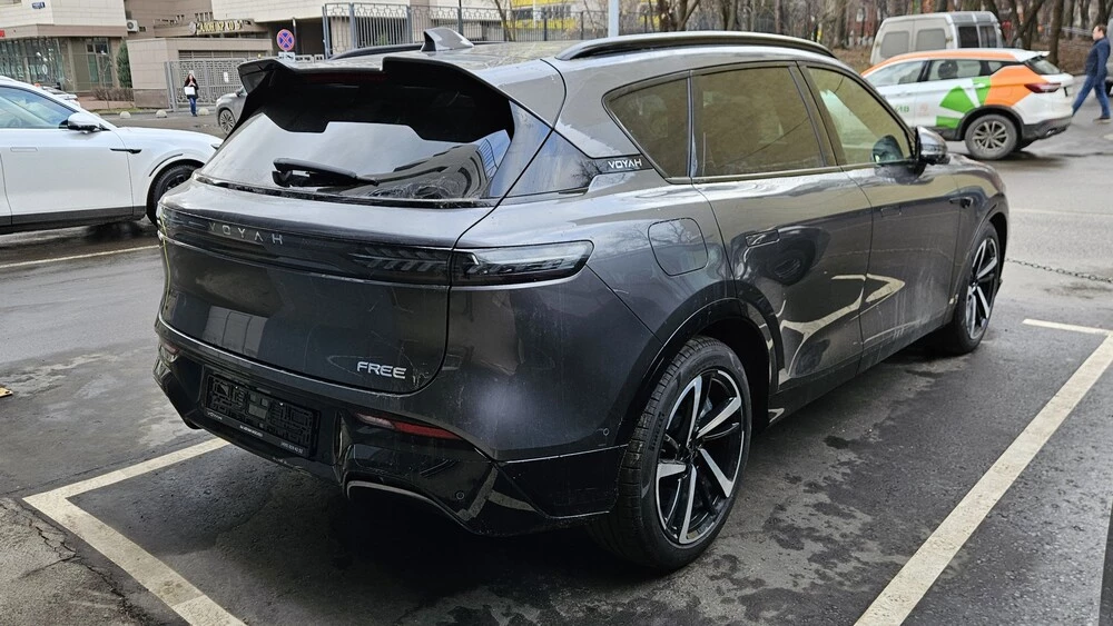 Voyah Free EVR Sport Edition сбоку сзади