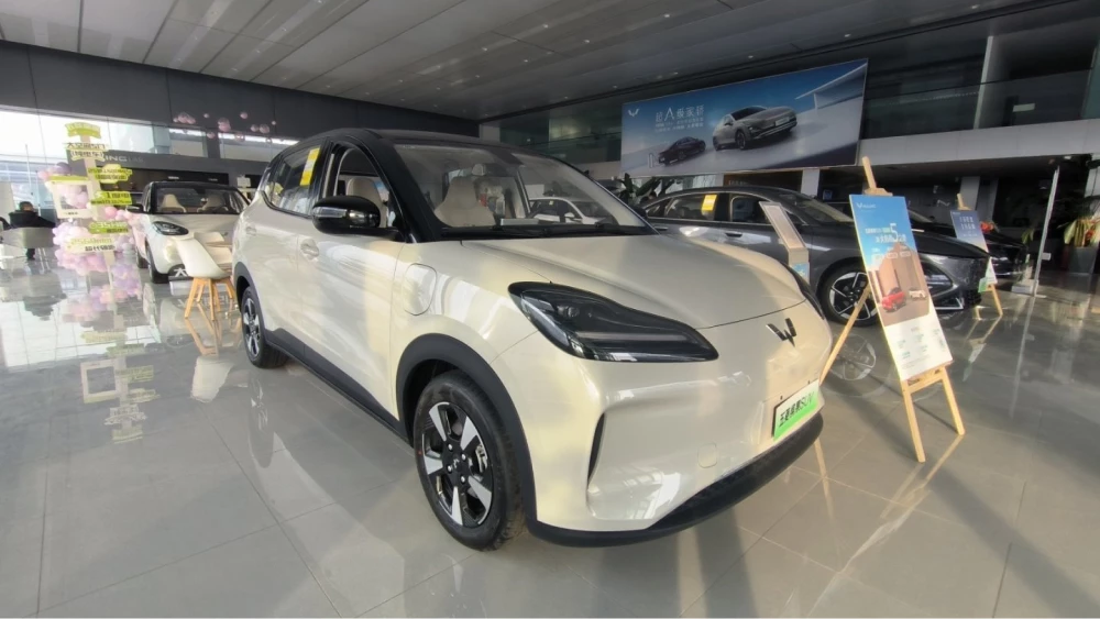 дилерский центр wuling китай wuling bingo suv сбоку спереди электрический кроссовер