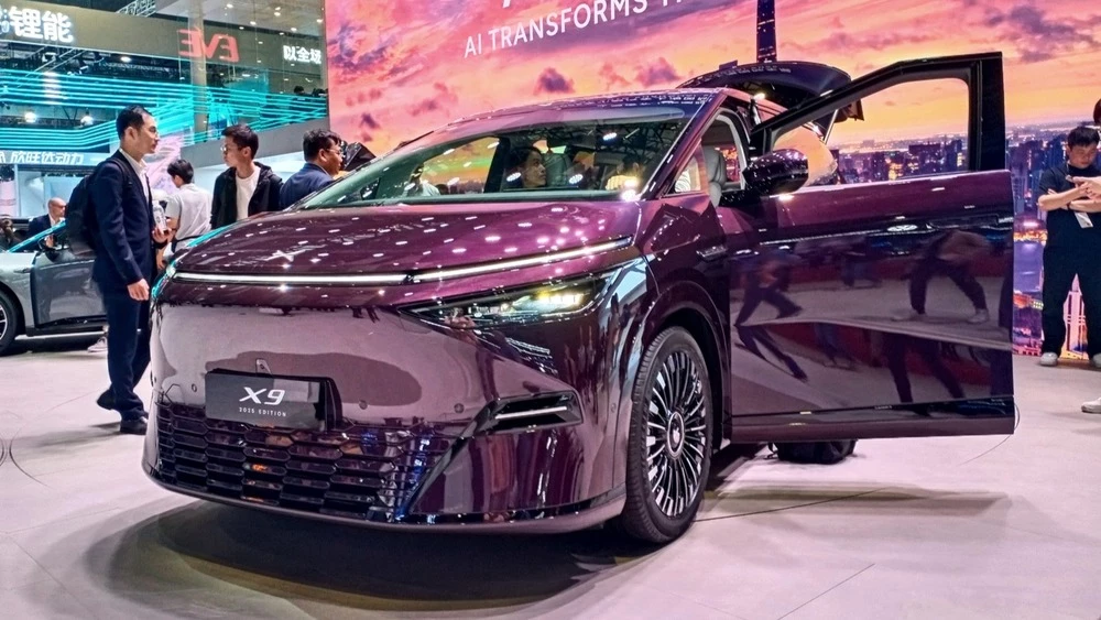 Минивэн XPeng X9 сбоку спереди шанхай шанхайский автосалон 2025
