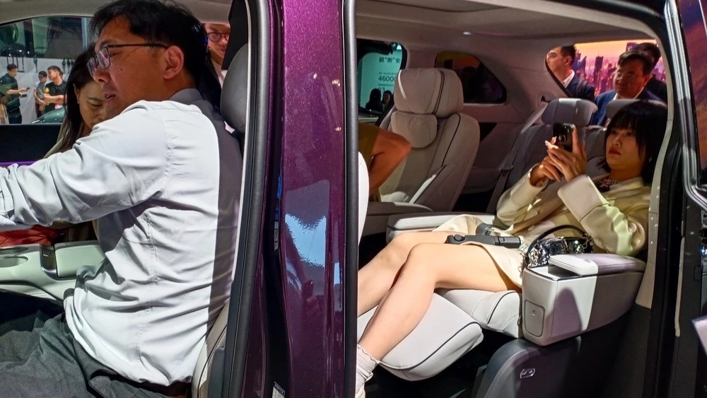 Минивэн XPeng X9 шанхай шанхайский автосалон 2025 салон интерьер