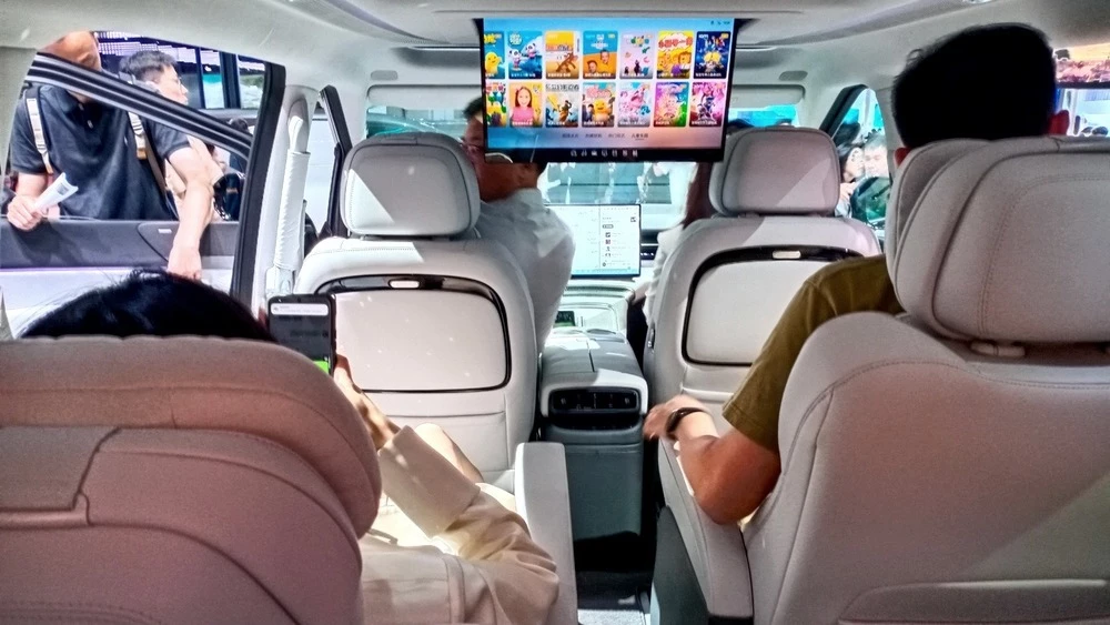 Минивэн XPeng X9 шанхай шанхайский автосалон 2025 салон интерьер