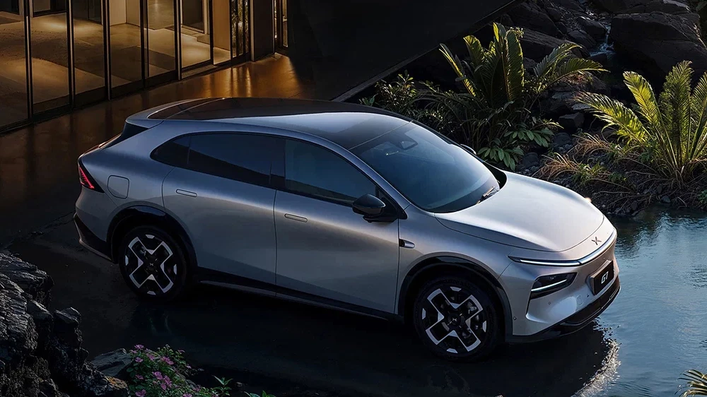 xpeng g7 кроссовер сбоку спереди серебряный 