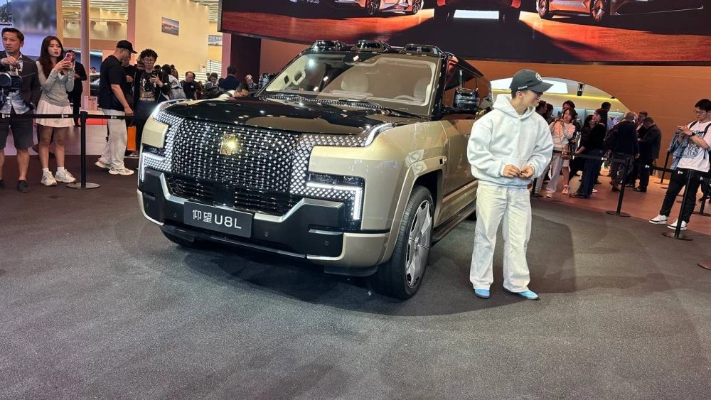 Внедорожник YangWang U8L сбоку спереди шанхай автосалон шанхайский