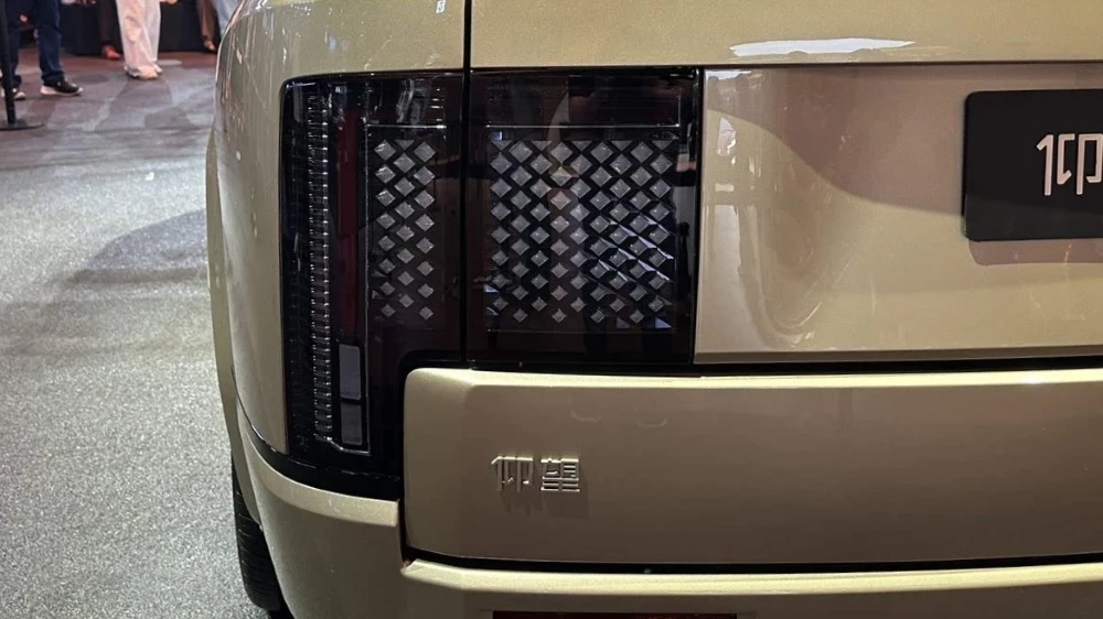 Внедорожник YangWang U8L удлиненный фонари сзади