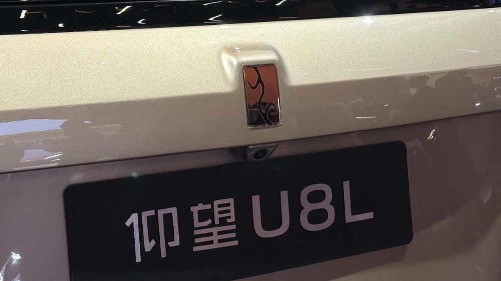 Внедорожник YangWang U8L удлиненный логотип золото сзади