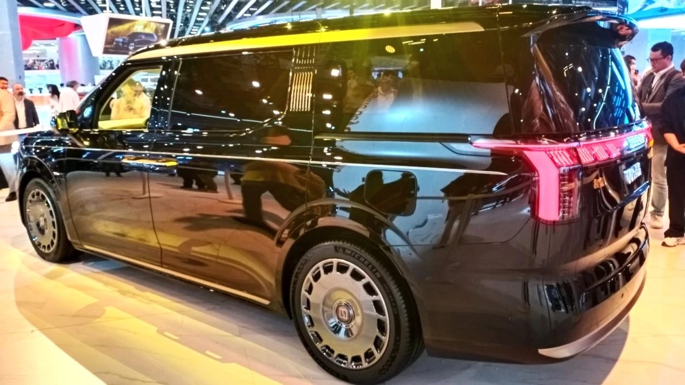 Минивэн Zeekr 009 сбоку сзади шанхай шанхайский автосалон 2025