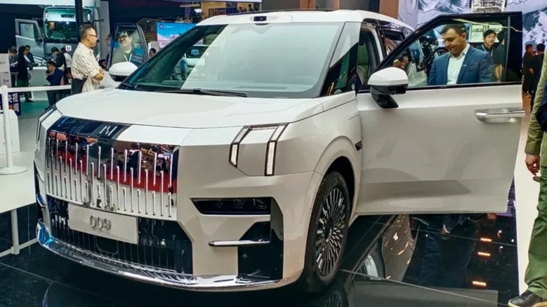 Минивэн Zeekr 009 сбоку спереди шанхай шанхайский автосалон 2025