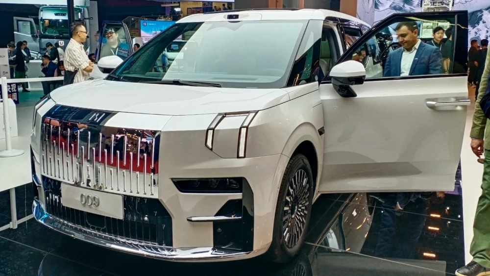 Минивэн Zeekr 009 сбоку спереди шанхай шанхайский автосалон 2025