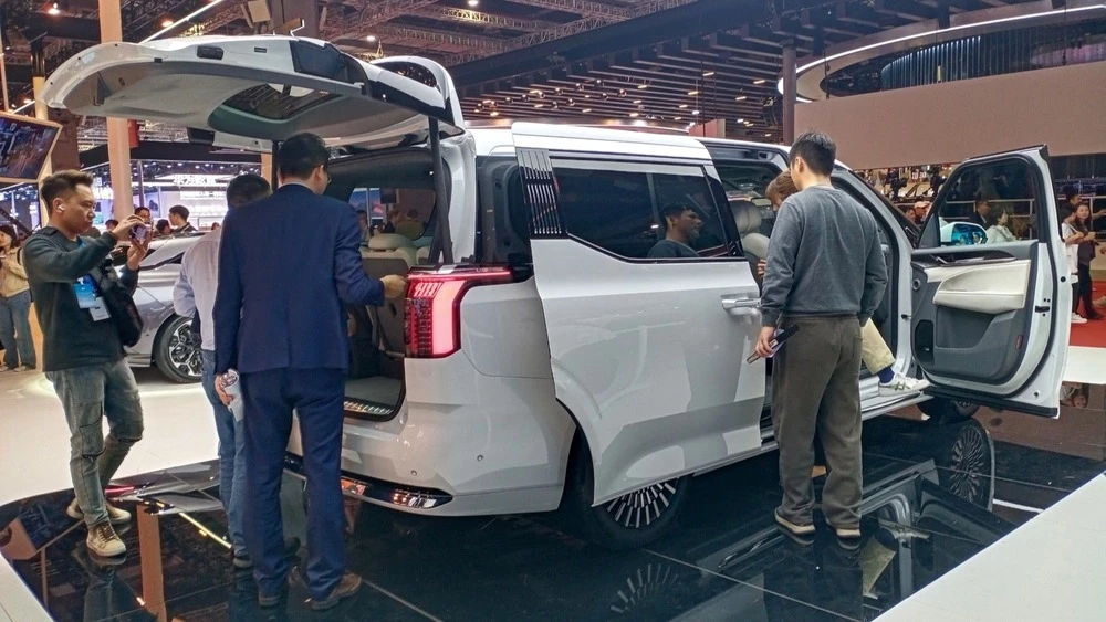 Минивэн Zeekr 009 сбоку сзади шанхай шанхайский автосалон 2025