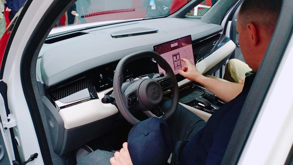 Минивэн Zeekr 009 салон интерьер