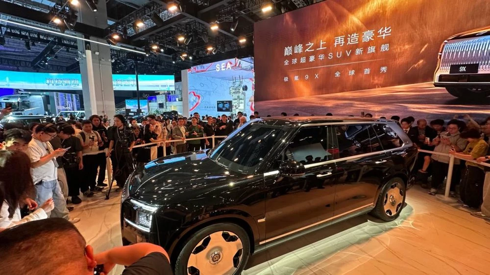 Кроссовер Zeekr 9X сбоку спереди Шанхай Шанхайский автосалон 2025