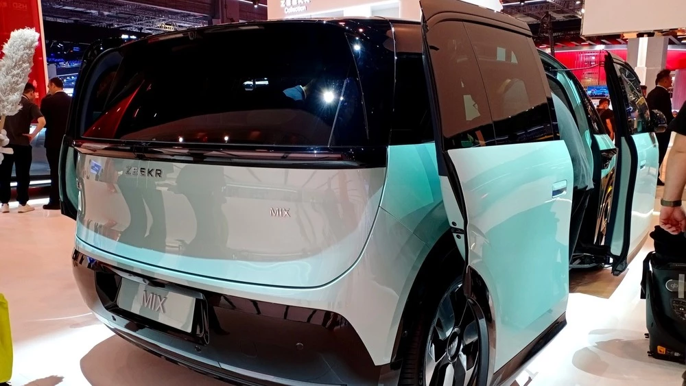Минивэн Zeekr Mix сбоку сзади шанхай шанхайский автосалон 2025