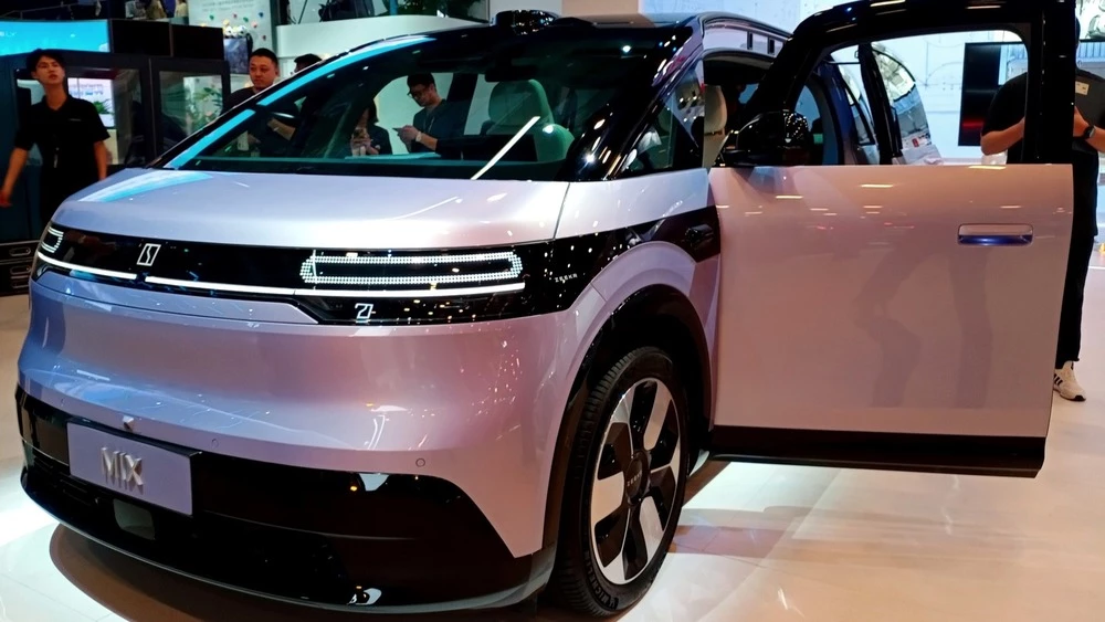 Минивэн Zeekr Mix сбоку спереди шанхай шанхайский автосалон 2025