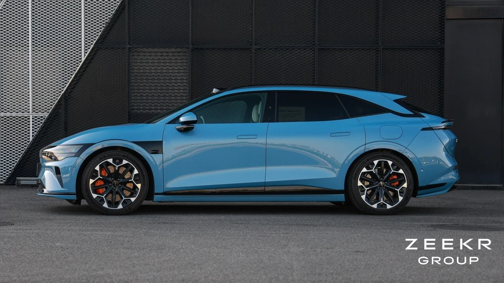Zeekr 007 GT универсал сбоку