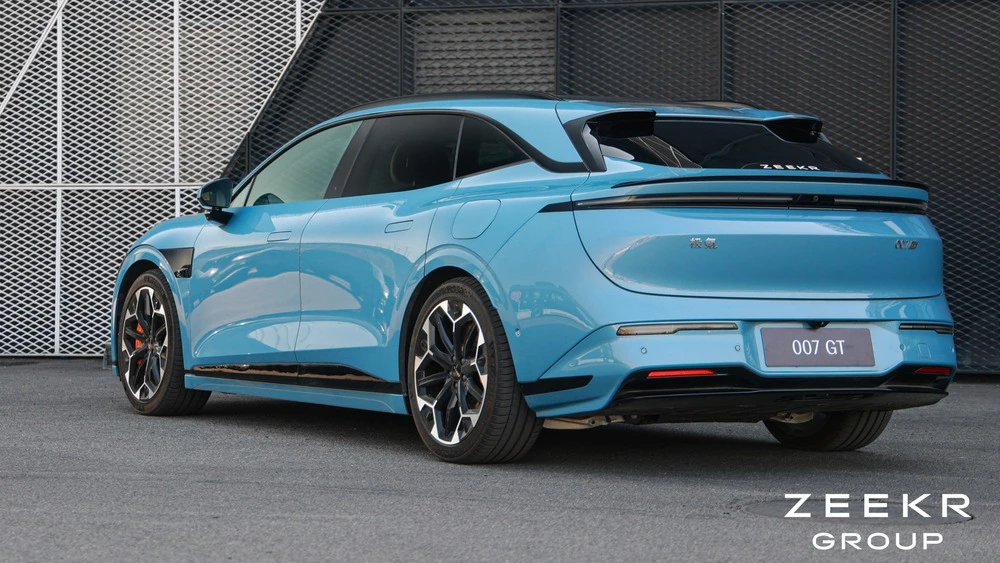Zeekr 007 GT универсал сбоку сзади