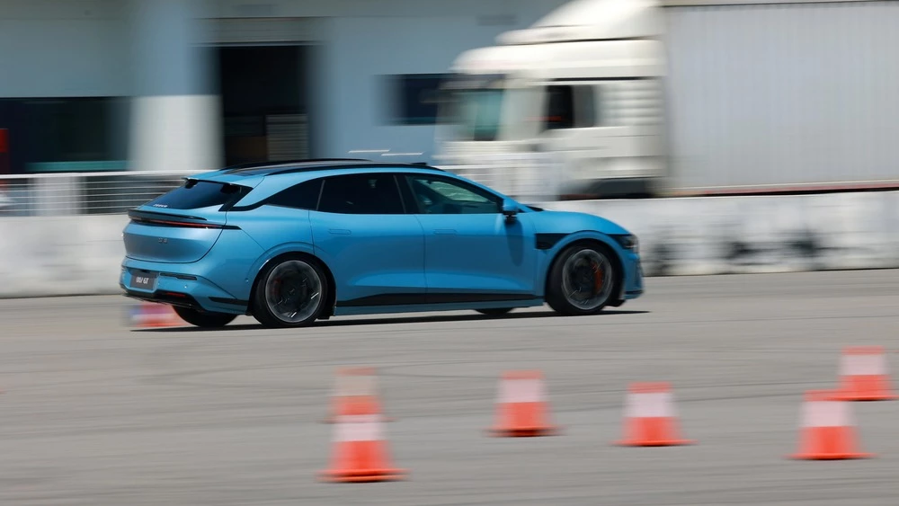 Zeekr 007 GT универсал в динамике сбоку