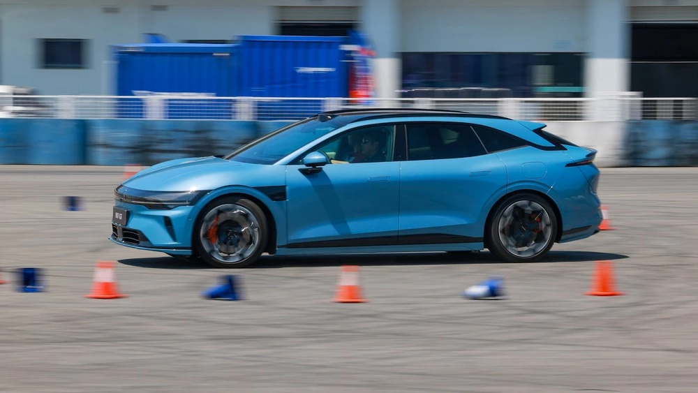 Zeekr 007 GT универсал в динамике сбоку