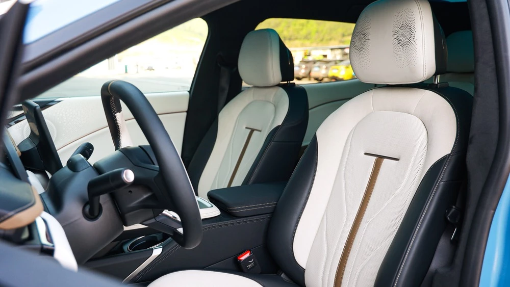 Zeekr 007 GT универсал салон интерьер сиденья первый ряд