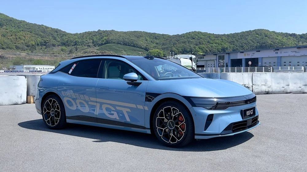 Zeekr 007 GT тест сбоку спереди