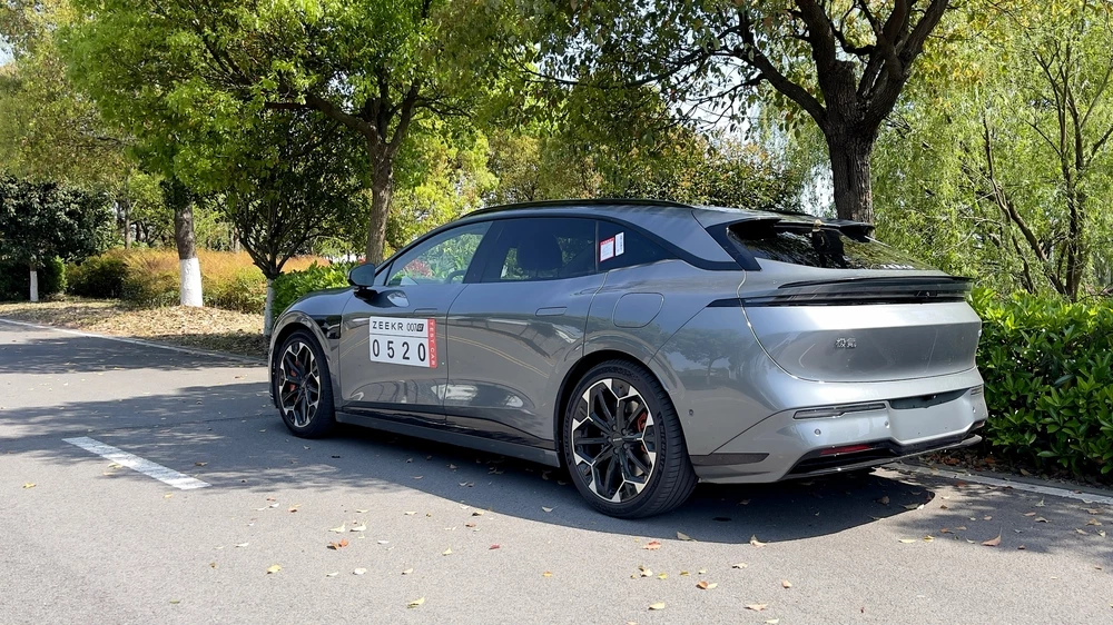 Zeekr 007 GT тест сбоку сзади
