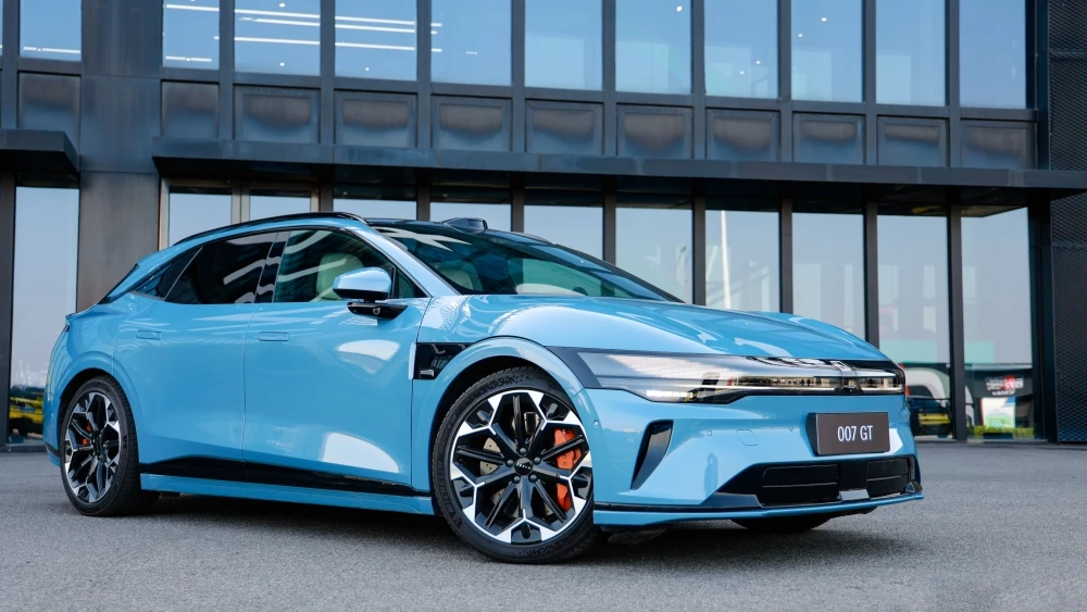 Zeekr 007 GT тест сбоку спереди