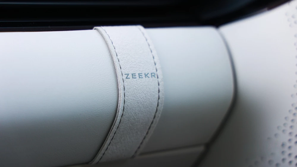 Zeekr 007 GT тест салон интерьер логотип