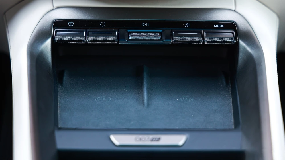 Zeekr 007 GT тест салон интерьер тоннель консоль зарядка беспроводная