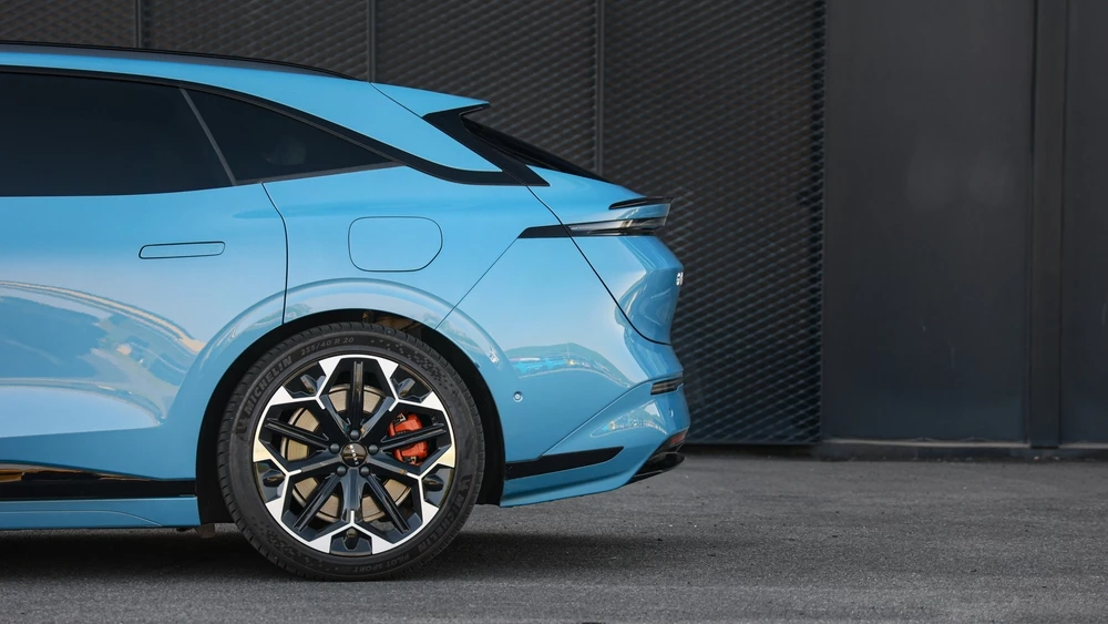 Zeekr 007 GT тест сбоку задняя часть универсал