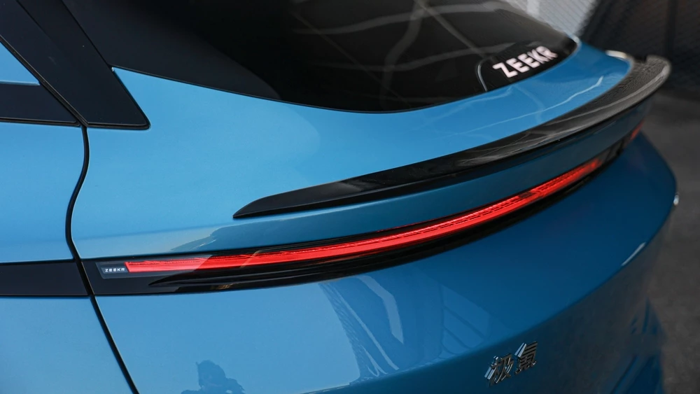 Zeekr 007 GT тест сбоку задняя часть спойлеры