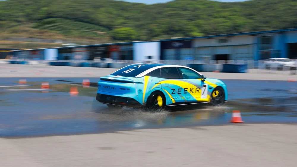 Zeekr 007 GT тест сбоку сзади в динамике