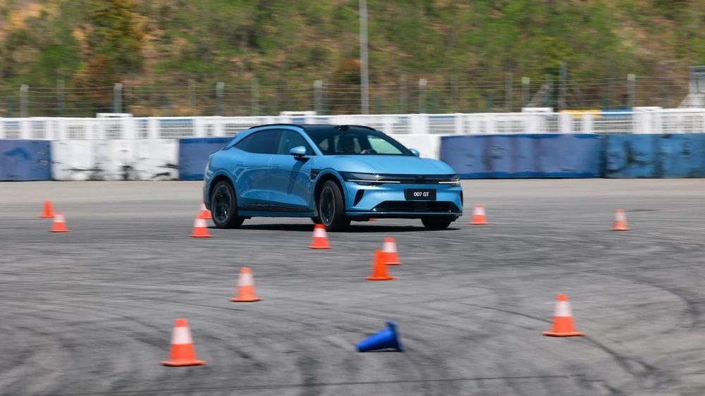 Zeekr 007 GT тест сбоку спереди в динамике