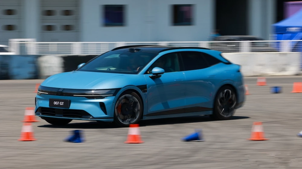Zeekr 007 GT тест сбоку спереди в динамике