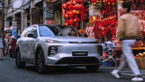 кроссовер Changan Nevo Q07 сбоку спереди