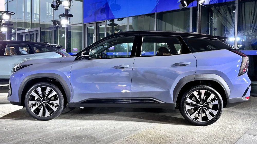 новый Geely Atlas 2025 сбоку презентация модели