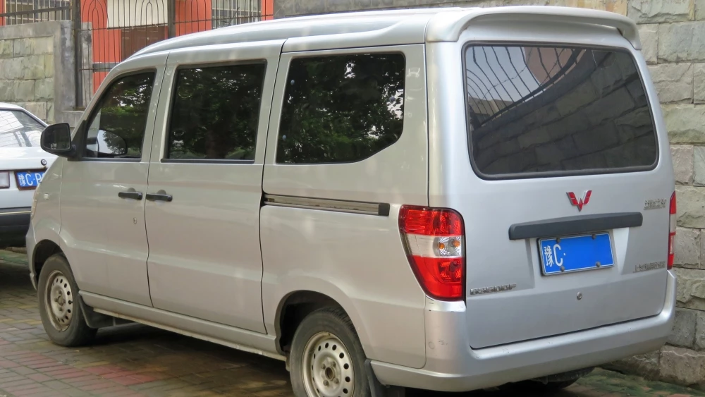 Wuling Sunshine Mini сбоку сзади