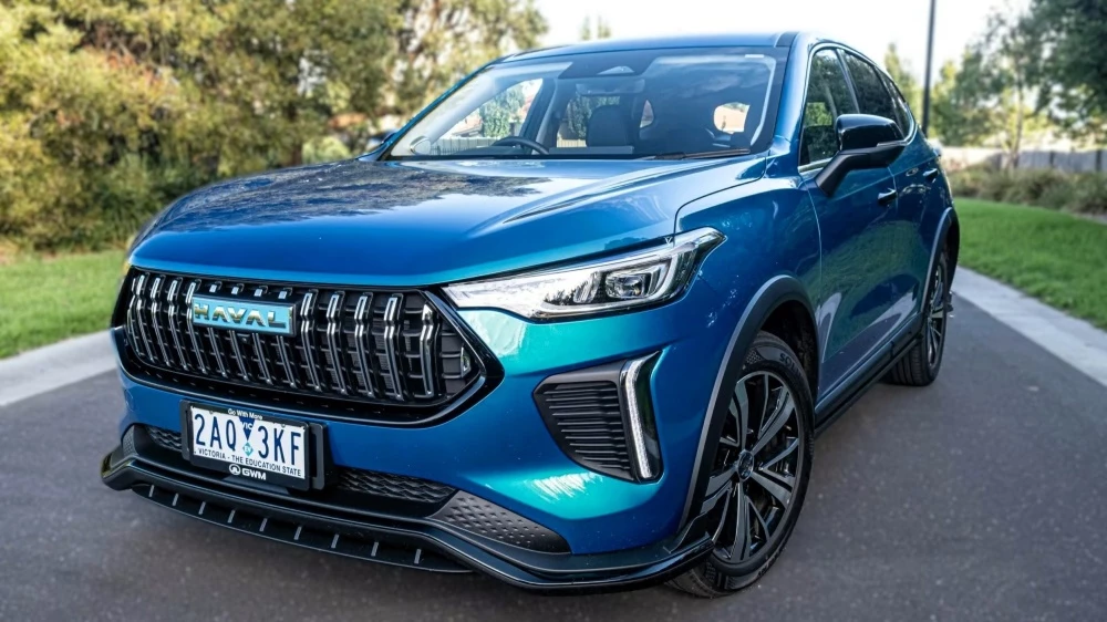 Тест-драйв гибридного Haval Jolion. Почему его не продают в России? гибридный кроссовер Haval Jolion HEV сбоку спереди