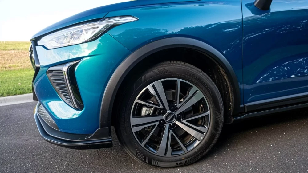 гибридный кроссовер Haval Jolion HEV сбоку